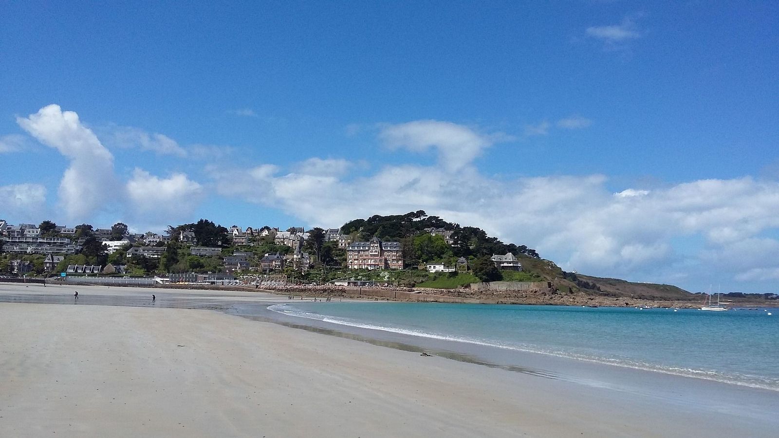 A wide, sandy beach at Perros-Guirec-Walk inn
