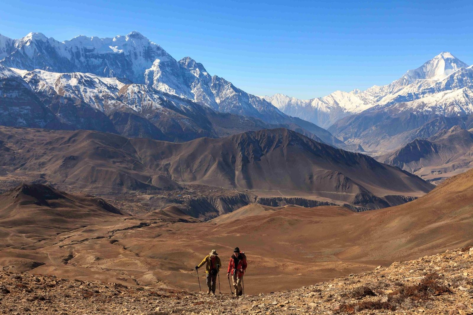Annapurnas Hikers high track barren land
