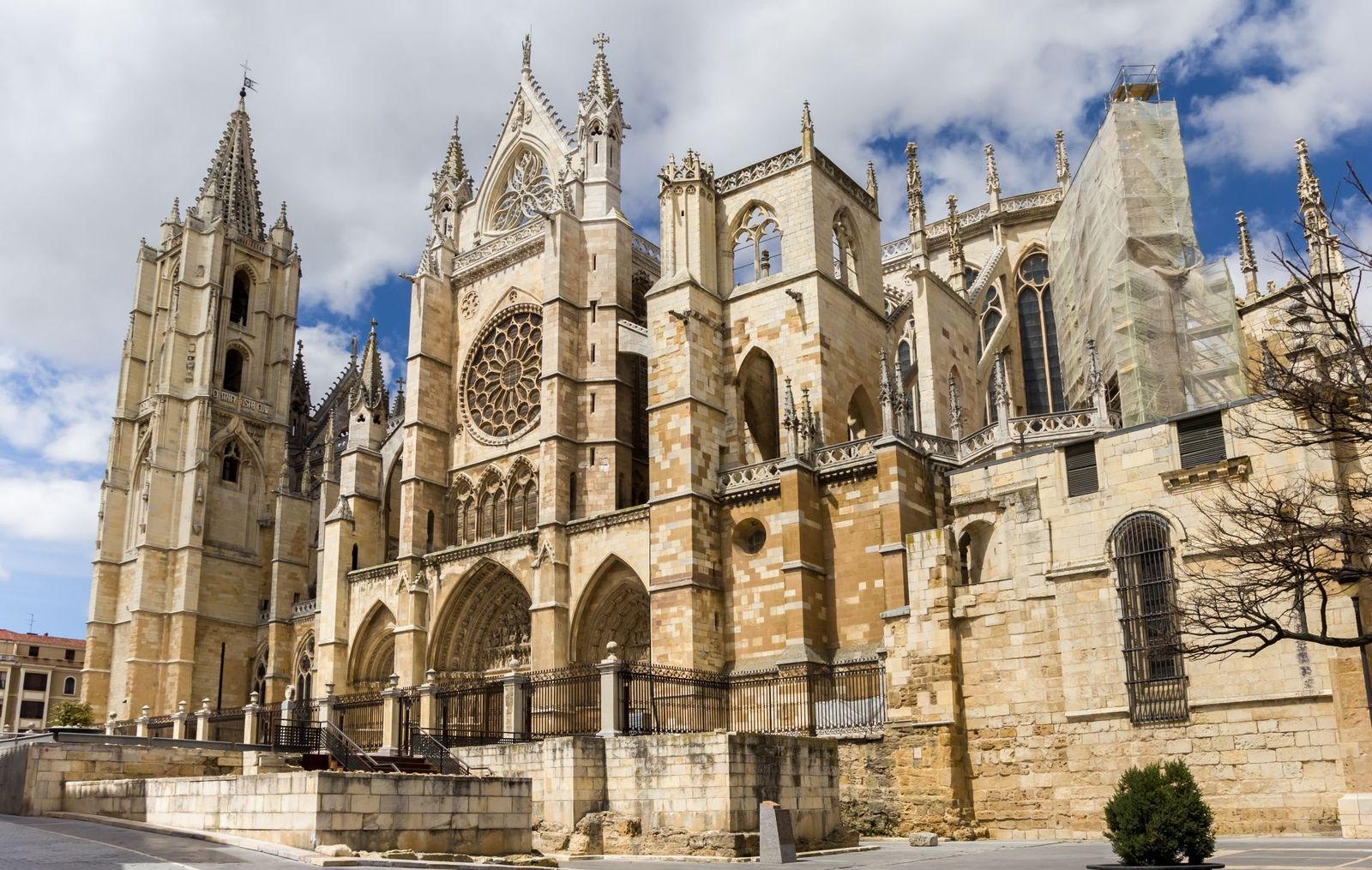 Gothic-Grandeur-of-León-Cathedral-Spain