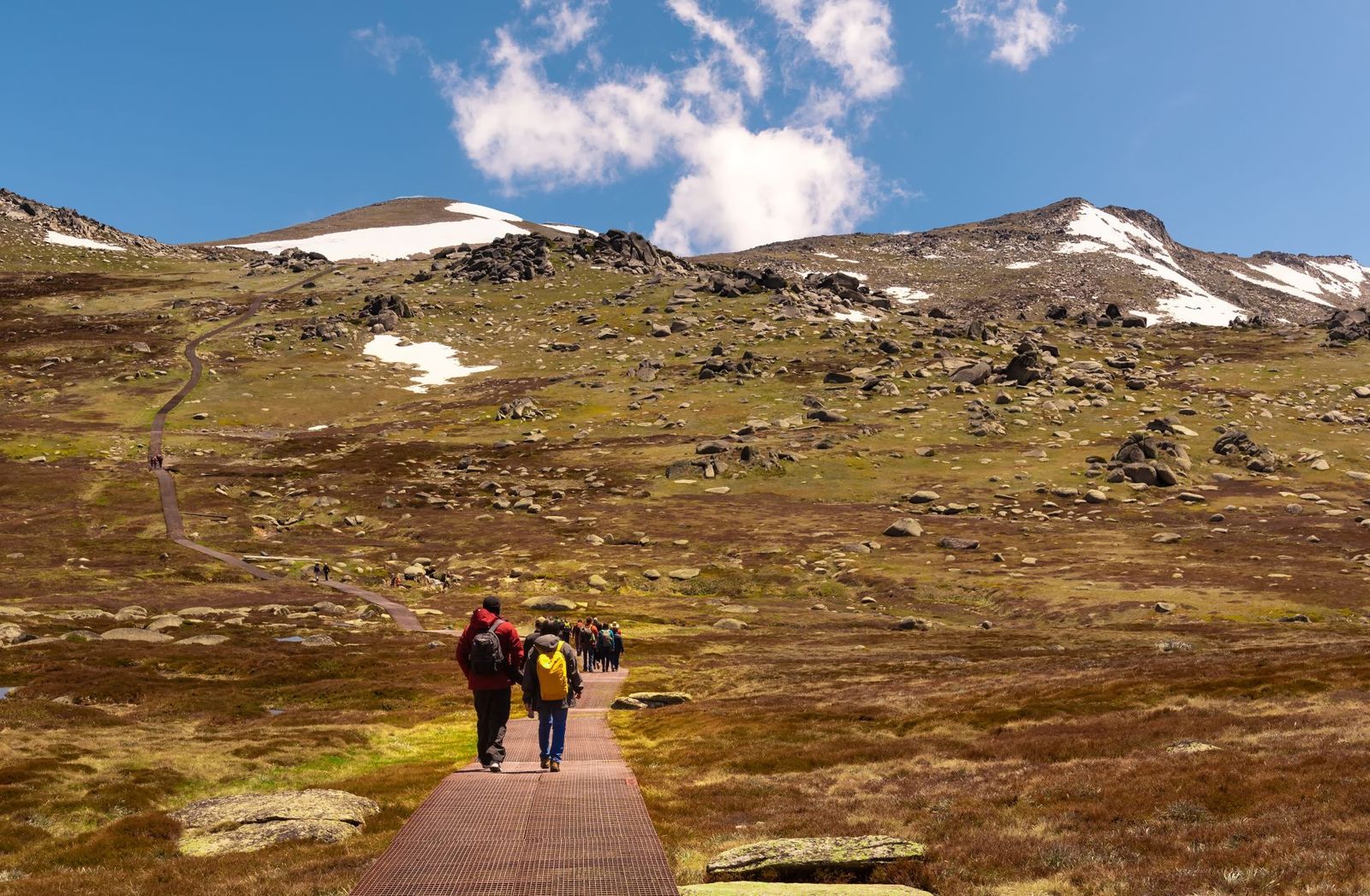 Hikers-on-the-Elevated-Track-to-Kosciuszko-Peak