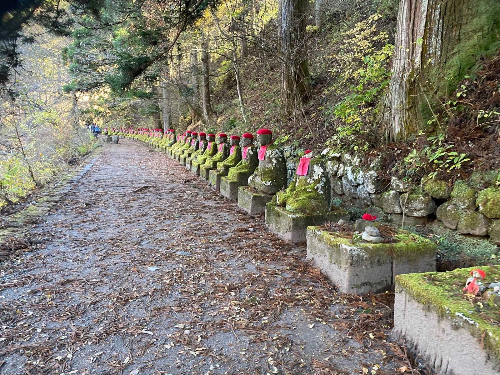 Jizzo statue Nikko walk