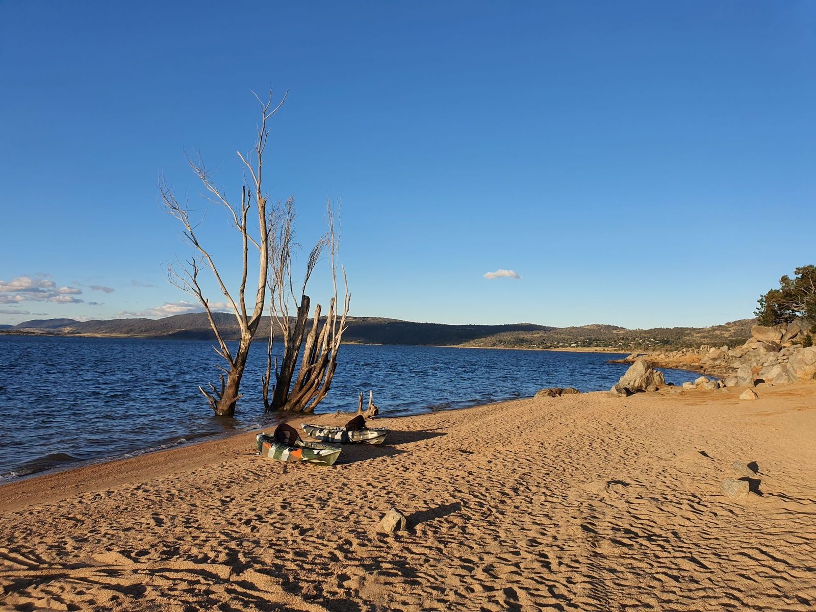 Kayaks-on-the-Sandy-Shore-of-Lake-Jindabyne