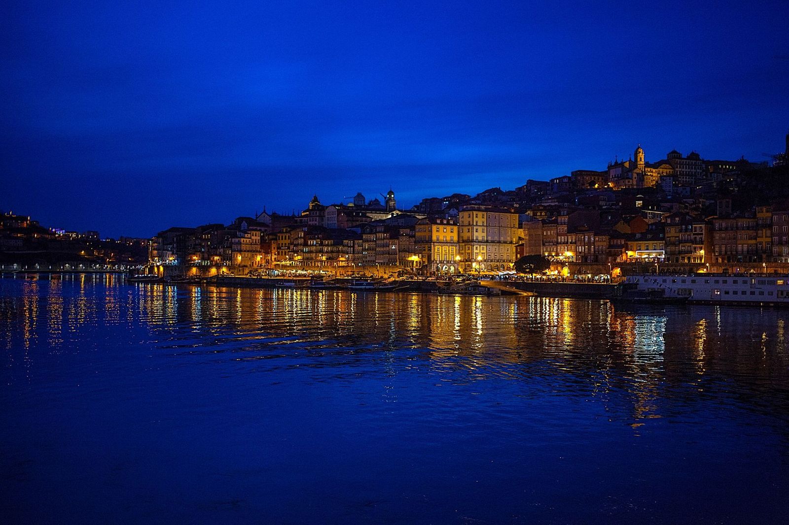 Porto-Cityscape-Reflected-in-the-Douro-River-at-Twilight