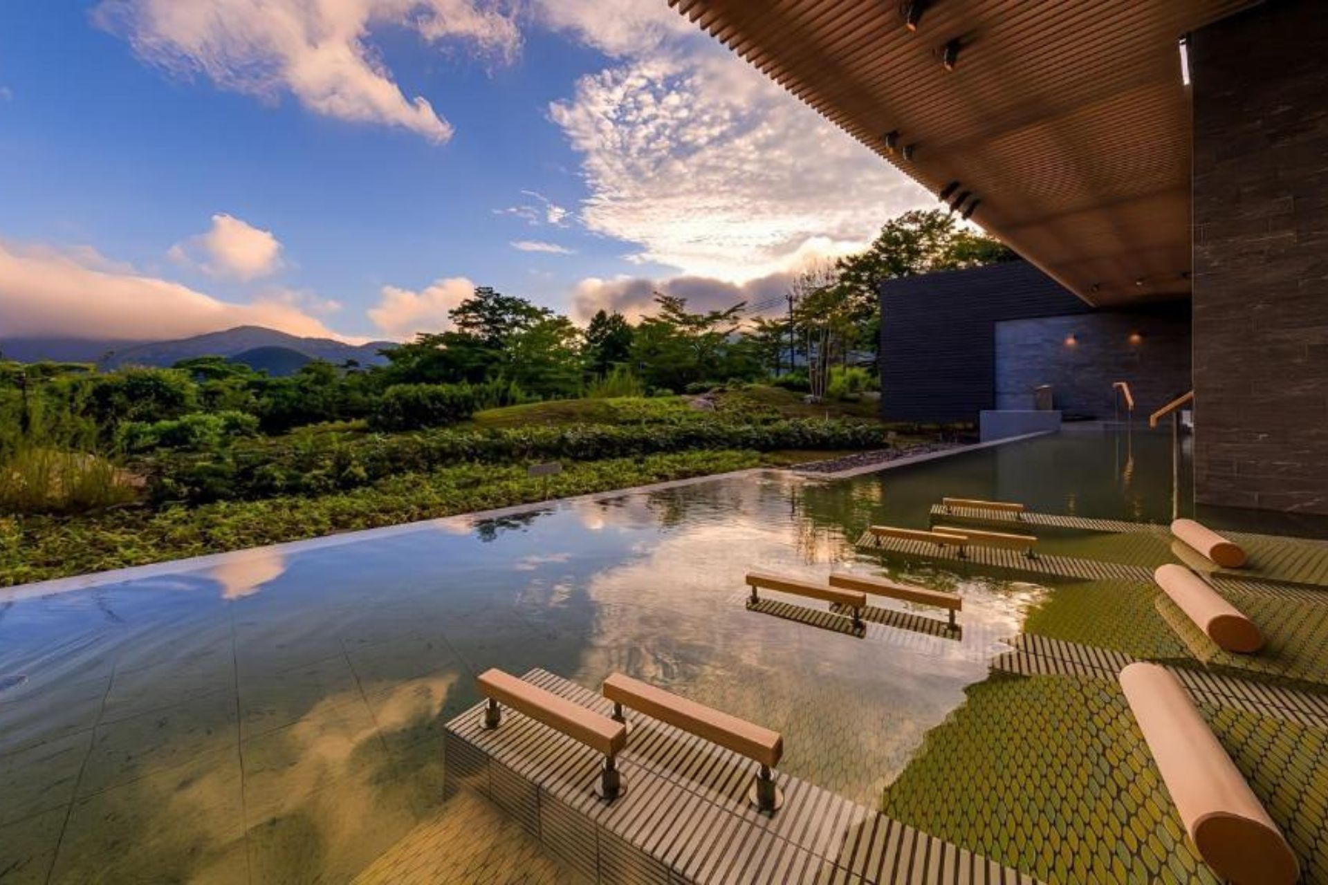 Hakone: Relaxing Mountain Trails & Lake Ashi in Style - 5 Days