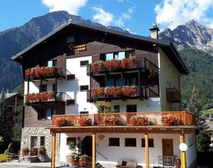 Crampon-Hotel exterior small
