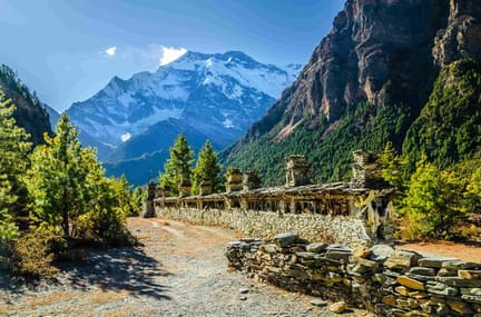 Annapurnas circuit track foothills