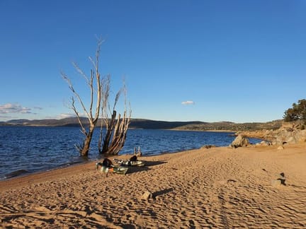 Kayaks-on-the-Sandy-Shore-of-Lake-Jindabyne