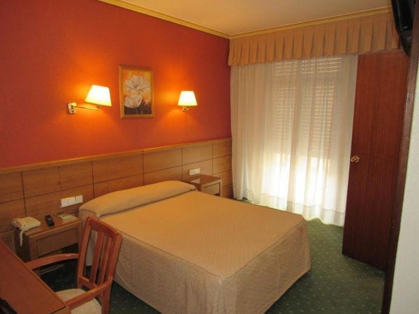 Hotel Virgen del Camino bedroom 2