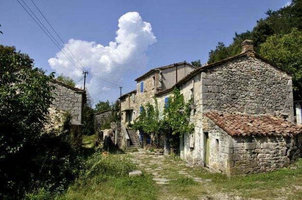Old Buildings selo Ben-ìi-çi on walk