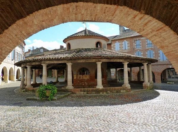Place de la Halle in Auvillar