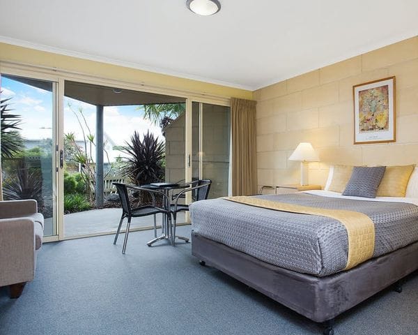 portside motel deluxe queen room