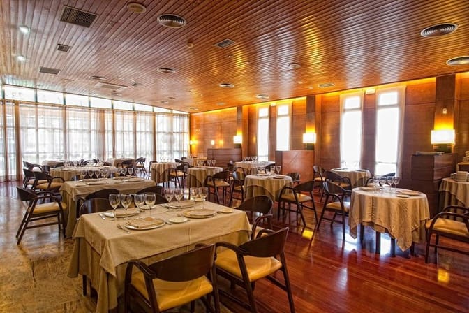 Alfonso IX dining