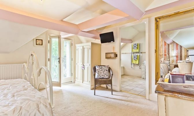 Heidis-Grasmere-Lodge-Room-and-bathroom