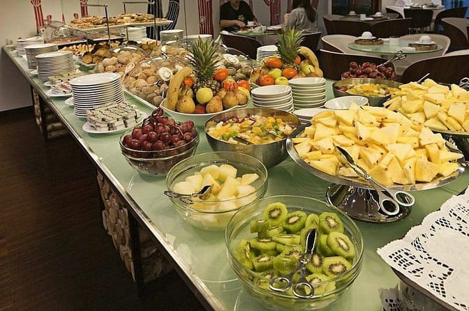 Hotel Porto Trindade buffet.jpg