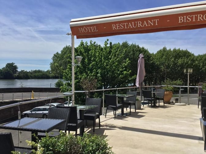 Hotel Le Pont Napoleon outdoor dining