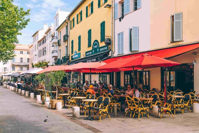 Le boulevard d'Aguillon ©Office de Tourisme d'Antibes Juan-les-Pins - Mary Quincy - SMALL