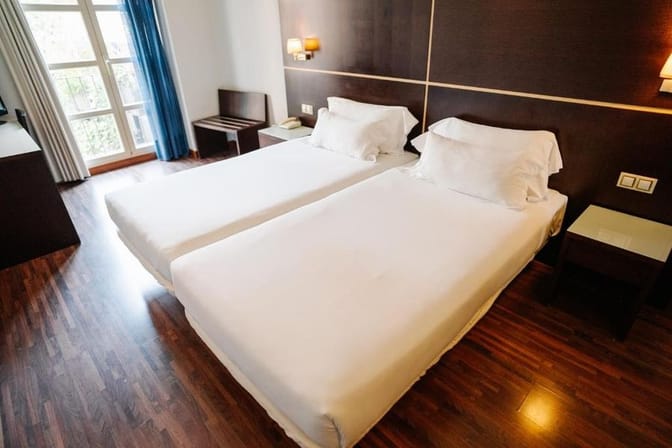 Palacio de los Blasones Hotel bedroom twin 1