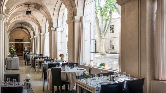 Restaurant-La-Table-du-Saint-louis-Cloitre-Saint-Louis-Avignon-Hotel-min