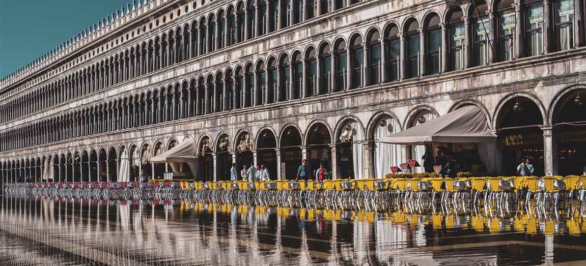 Slow dining in Roman Piazza