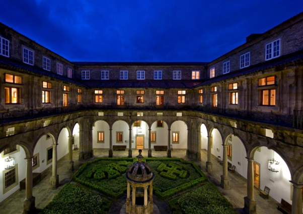 Parador Santiago inside atrium