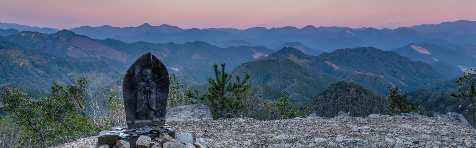 Buddhist Statue with a view over the '3000' Peaks